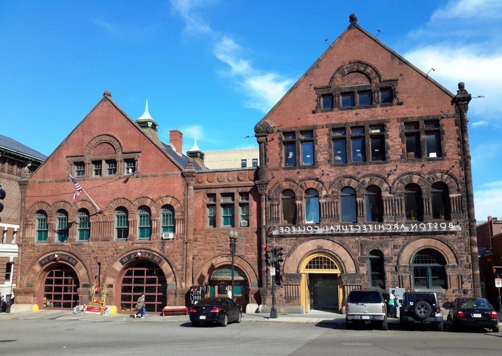 波士顿建筑学院(Boston Architectural College)，一栋四层楼的建筑，深红和棕色的石墙.